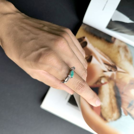 Срібна каблучка зі смарагдом 0.626ct, фіанітами