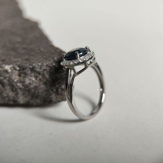 Срібна каблучка з сапфіром 2.895ct, фіанітами