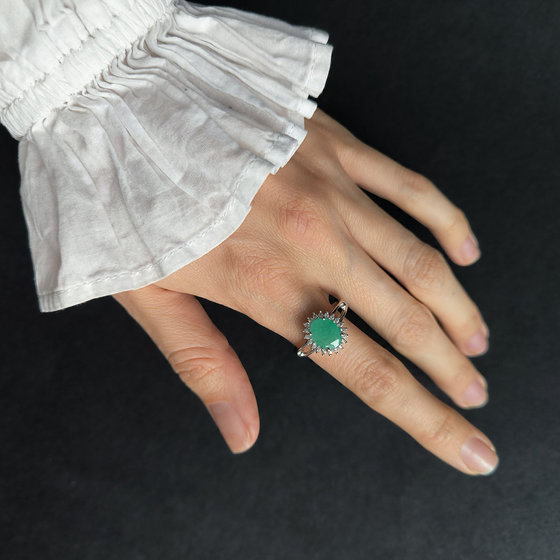 Срібна каблучка зі смарагдом 2,836 карата та фіанітами