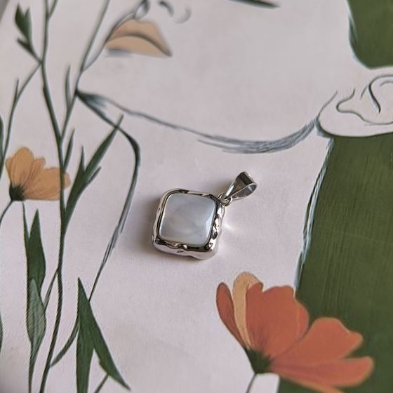 Silver pendant with mother-of-pearl