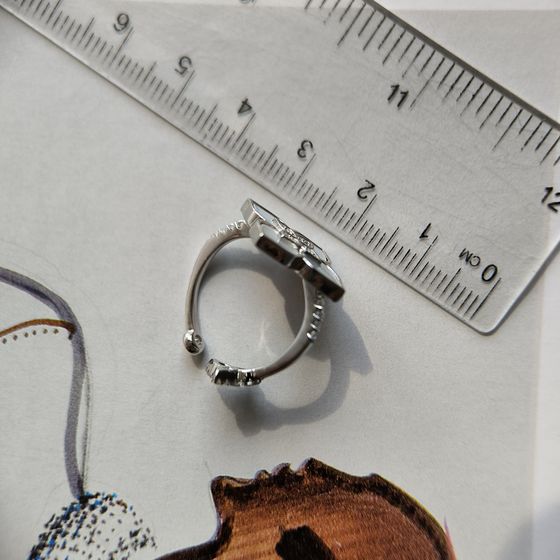 Срібна каблучка з перламутром, фіанітами