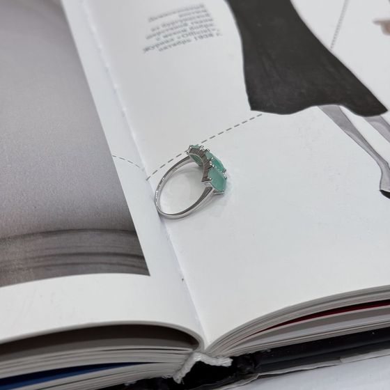 Срібна каблучка зі смарагдом, фіанітами