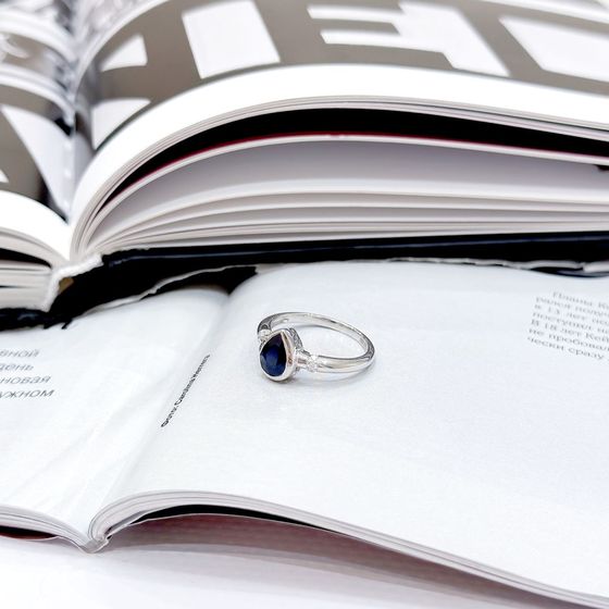 Срібна каблучка з сапфіром 1.757ct, фіанітами