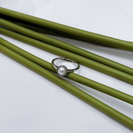 Silver ring with pearls