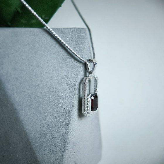 Срібна підвіска з гранатом 1.588ct