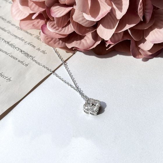 Silver necklace with phianites