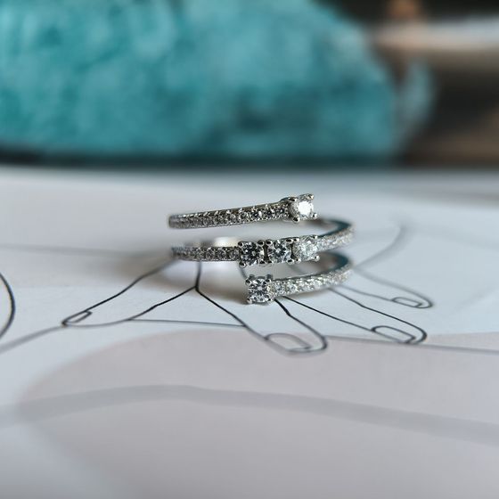 Срібна каблучка з фіанітами