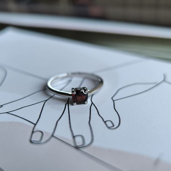 Срібна каблучка з гранатом