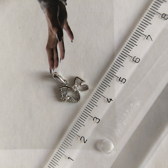 Silver pendant with cubic zirconia