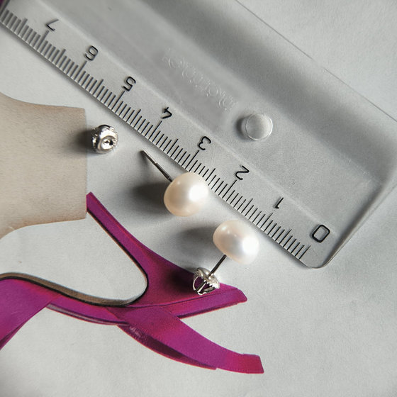 Silver earrings with pearls