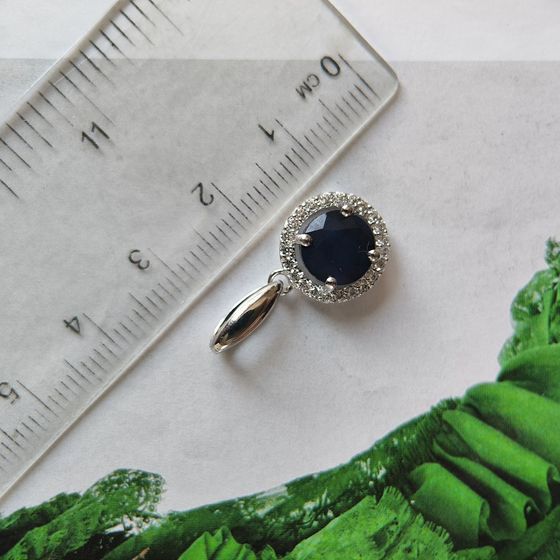Срібна підвіска з сапфіром 2.995ct, фіанітами