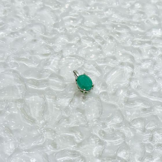 Silver pendant with a 2.357-carat emerald