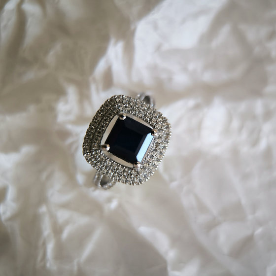 Срібне кільце з сапфіром 3.256ct, фіанітами