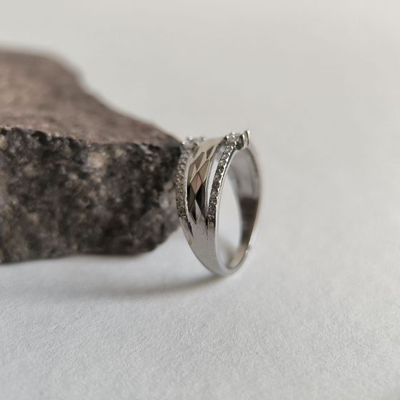 Срібна каблучка з фіанітами