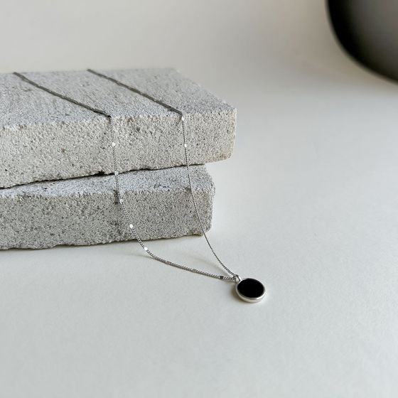 Silver necklace with onyx