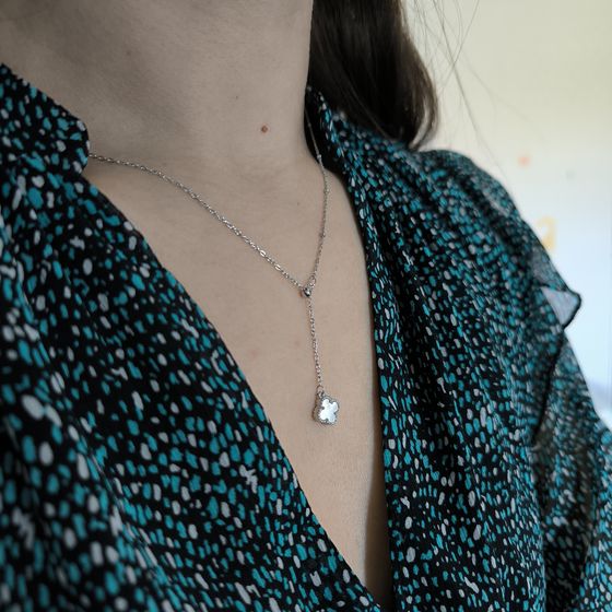 Silver necklace with mother-of-pearl