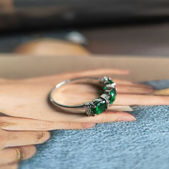 Срібна каблучка зі смарагдом nano 1,136 карата