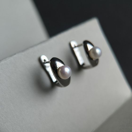 Silver earrings with pearls