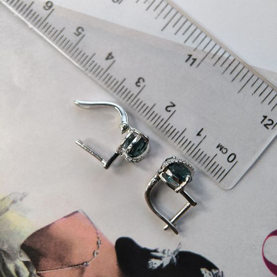 Серебряные серьги с топазом Лондон Блю 3.665ct, фианитами