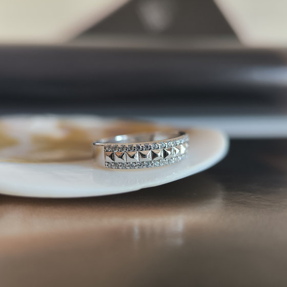 Срібна каблучка з фіанітами 0.3ct