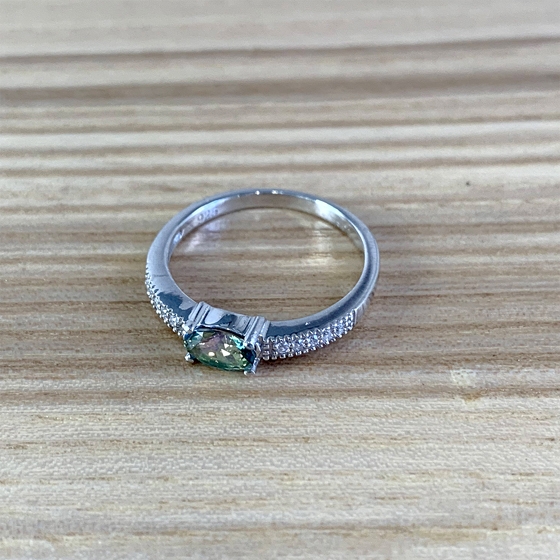 Silver ring with a 0.441-carat mystic topaz