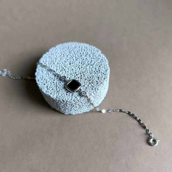 Срібний браслет з оніксом, фіанітами