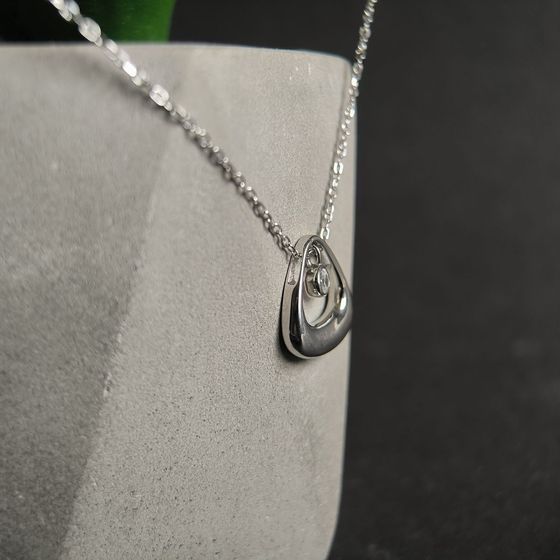 Silver necklace with phianites