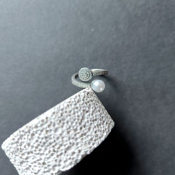 Срібна каблучка з перлами, фіанітами