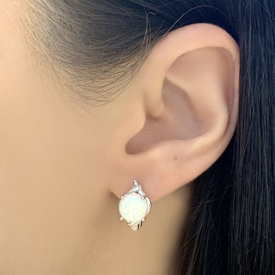 Silver earrings with 1.383 carats of opal