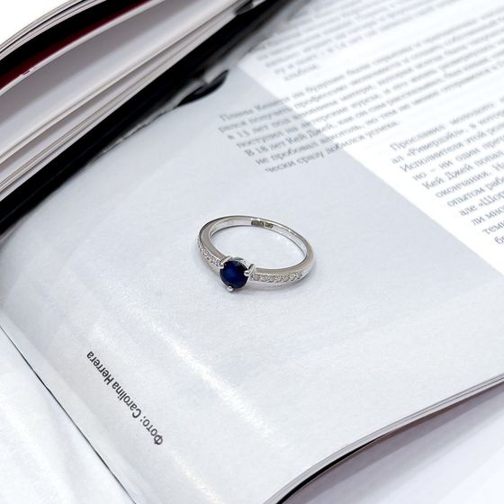 Серебряное кольцо с сапфиром 0.892ct, фианитами