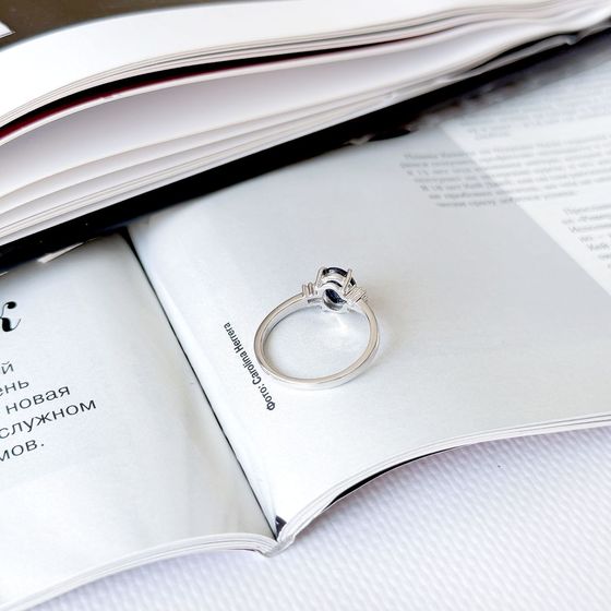 Срібна каблучка з сапфіром 1.651ct, фіанітами