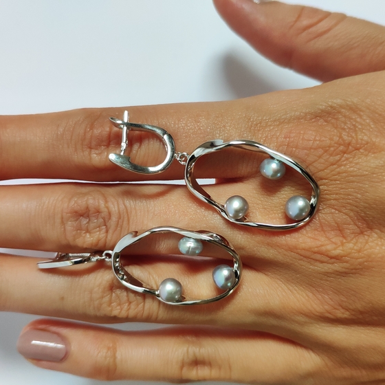 Silver earrings with pearls