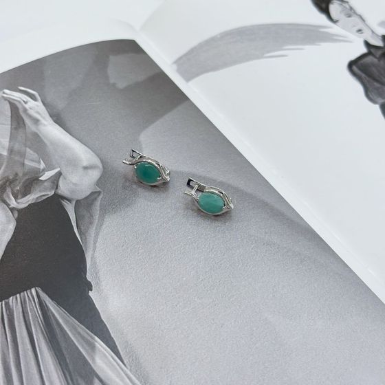 Silver earrings with emerald