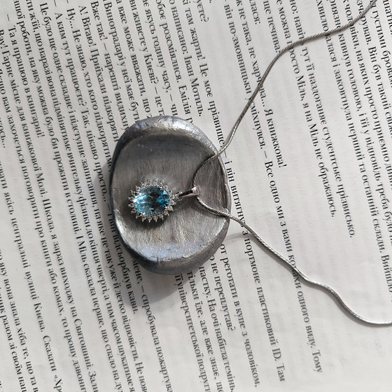 Срібна підвіска з топазом 3.265ct, фіанітами