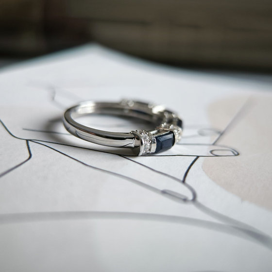 Срібне кільце з сапфіром 2.467ct, фіанітами