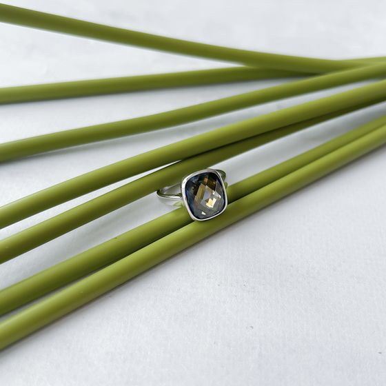 Срібна каблучка з містичним топазом 4,186 карата