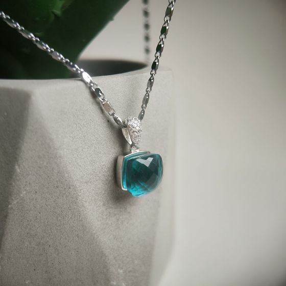 Silver pendant with phianites