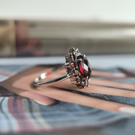 Silver ring with a 4.007 ct nano garnet