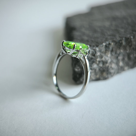 Серебряное кольцо с хризолітом 2.069ct