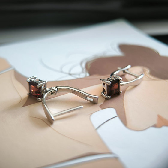 Silver earrings with garnet 1.669ct