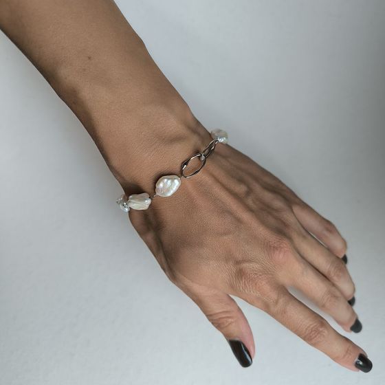 Silver bracelet with baroque pearls