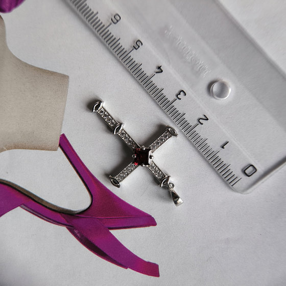 Срібний хрестик з гранатом 1,37 карата, фіанітами