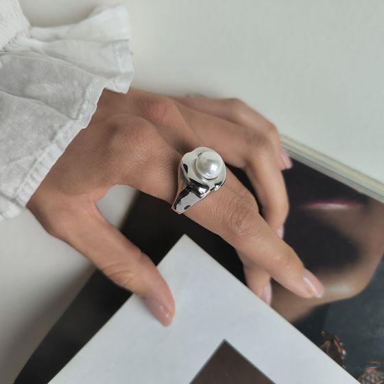 Silver ring with pearls