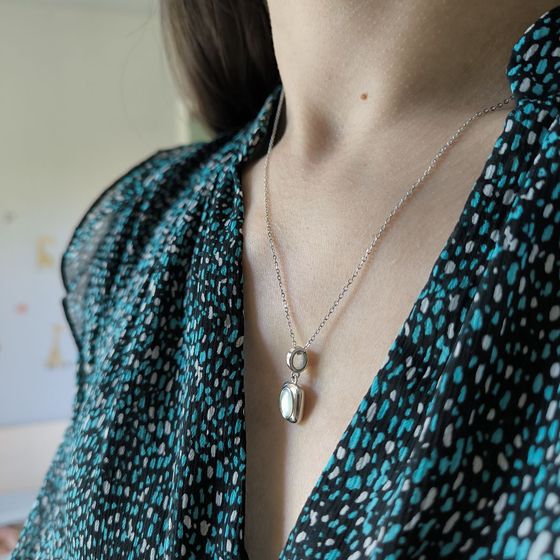 Silver necklace with mother-of-pearl