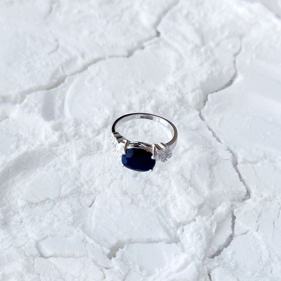 Срібна каблучка з сапфіром 3.507ct, фіанітами