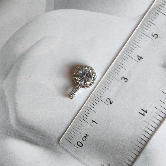 Silver pendant with phianites