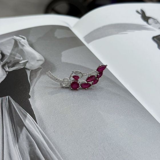 Серебряная брошка с рубином