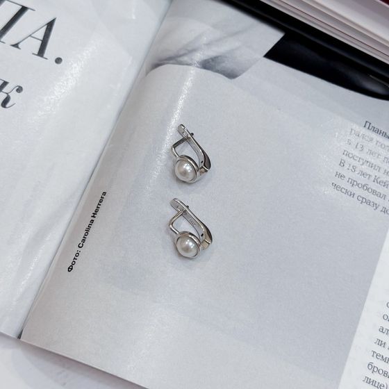 Silver earrings with pearls