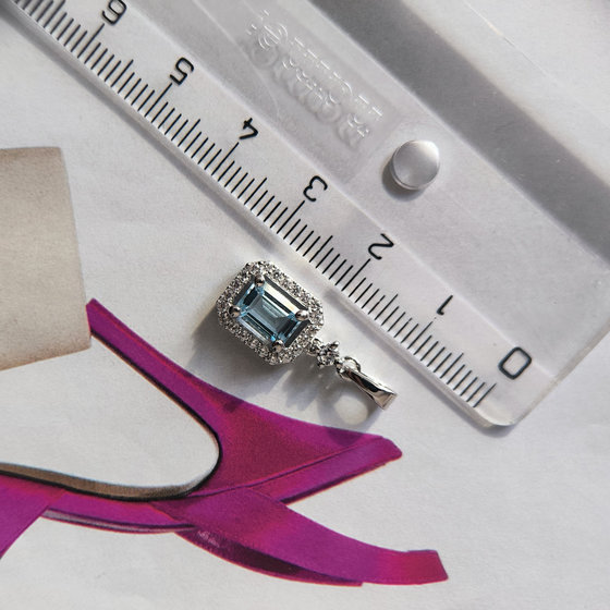 Серебряная подвеска с топазом 1.768ct, фианитами