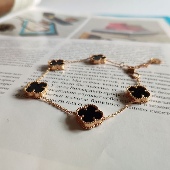 Золотой браслет с ониксом